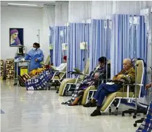  ?? Lalo de Almeida - 3.ago.18/Folhapress ?? Pacientes com câncer fazem tratamento em hospital em São Paulo