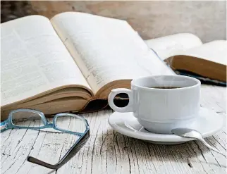 ?? Segundo ?? Simple pleasures: Reading is one of the most effective activities to engage in for increasing cognitive reserve while coffee can result in a lower incidence of dementia. /123RF /sasun1990 and
123RF /david san