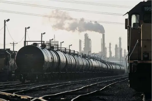  ?? EDDIE SEAL / BLOOMBERG NEWS ?? Shipping crude by rail is finding pockets of opportunit­y along the U. S. western coastline and might facilitate the transfer of Canadian crude to Asian markets, if regulation­s allow.