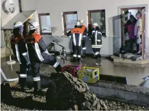  ?? Foto: Martin Wiemann ?? Feuerwehr und THW konnten in Otting gerade noch verhindern, dass das Sport und Schützenhe­im erneut überschwem­mt wird.