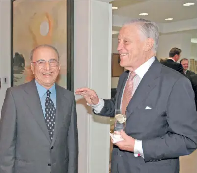  ??  ?? with the legendary editor of the Washington Post, Ben Bradlee, at Kathimerin­i’s offices in 2004. Kathimerin­i’s partnershi­p with the Internatio­nal Herald Tribune began in 1998, with the publicatio­n of Kathimerin­i English Edition as a supplement to the...