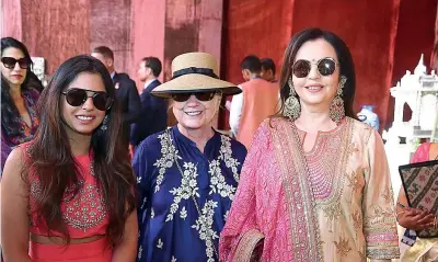  ??  ?? Giro turistico per gli ospitiDa sinistra Isha Ambani, 27 anni, figlia del magnate indiano del petrolio Mukesh Ambani, l’ex first lady e segretario di Stato Hillary Clinton,71 anni, e la madre di Isha, Nita Ambani, 55 anni immortalat­e al bazar di Udaipur, nel Rajastan (Afp)