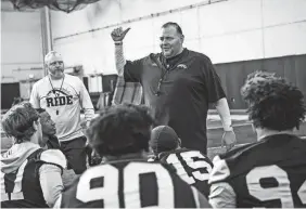  ?? ALYSSA KEOWN/THE BATTLE CREEK ENQUIRER ?? Western Michigan defensive coordinati­on/defensive line coach Lou Esposito speaks with defensemen in 2020 at Donald Seelye Athletic Center in Kalamazoo, Mich.