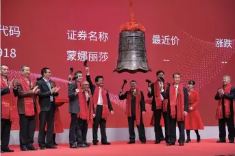  ??  ?? Representa­tives celebrate the initial public offering of the Monalisa Group, a ceramics company based in Guangdong Province, on the Shenzhen Stock Exchange on December 19, 2017