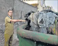  ??  ?? BMC worker Rajesh Tambe at duty in Mumbai