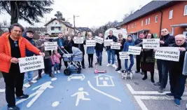  ?? STEFAN PAJMAN ?? Wollen weiterhin eine Wohnstraße: Anrainer um Christian Hlade (links)