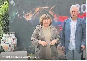  ??  ?? Svetlana Aleksiévic­h y Mario Vargas Llosa