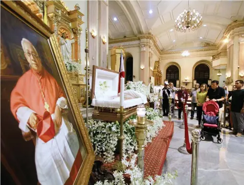  ?? KRISTINE JOYCE W. CAMPAÑA ?? The FREEMAN Chairman Jose “Dodong” Gullas and his wife, Nena, pay homage to the late Cebu Archbishop Emeritus Ricardo Cardinal Vidal.