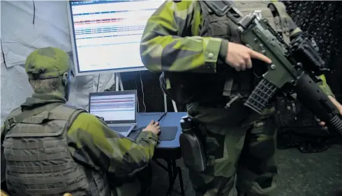  ??  ?? Svenska cybersolda­ter har en övning i att hindra fienden från att tränga in i ett trådlöst nätverk.
Foto: Fredrik Sandberg/tt/samtliga bilder