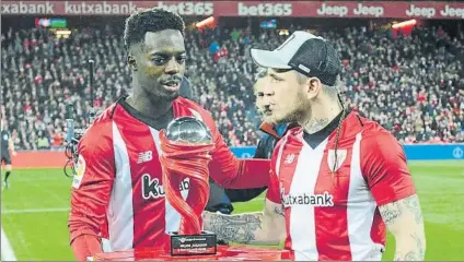  ?? FOTO: JUAN ECHEVERRÍA ?? Premiado El boxeador Kerman Lejarraga entregó el trofeo como mejor jugador de LaLiga de enero a Iñaki Williams