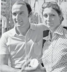  ??  ?? I campioni olimpici Gianni Lonzi, 81 anni, pallanuoti­sta, e Antonella Ragno, 79, festeggian­o le nozze d’oro. In bianco e nero con la medaglia vinta da Antonella nel 1972