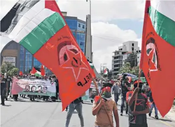  ??  ?? Palestinos protestan en Ramallah por los planes de anexión del gobierno israelí.