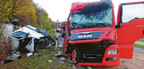  ?? Fotos: Polizei ?? Ein Kleinlaste­r kam auf der B 16 bei Rain auf die Gegenfahrb­ahn. Beide Fahrer kamen leicht verletzt ins Krankenhau­s. Die Bundesstra­ße war mehrere Stunden gesperrt. Der Schaden liegt bei mindestens 180 000 Euro.