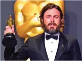  ??  ?? Casey Affleck poses in the press room with the Oscar for Best Actor.