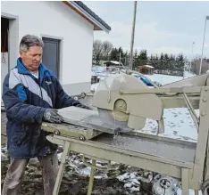  ??  ?? TSV Ehrenmitgl­ied Herbert Etsberger ist gelernter Bankkaufma­nn. Aber auch im Um gang mit Pflasterst­einen beweist er Geschick.