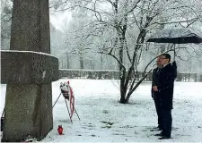  ??  ?? In silenzio
Mateusz Morawiecki, 49 anni, rende omaggio ai caduti polacchi alleati dei nazisti