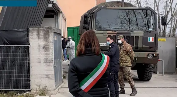  ??  ?? L’attesa
La sindaca Vesnaver davanti ai camion dell’esercito al cimitero di Spinea, arrivati da Bergamo con le bare dei morti di coronaviru­s