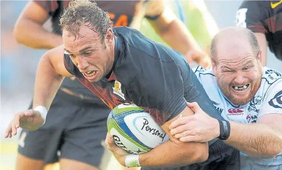  ?? GUILLERMO RODRÍGUEZ ADAMI ?? Ninguno arruga. El octavo Senatore -de buen aporte en el juego aéreo- avanza pese al esfuerzo del pilar Adriaanse.