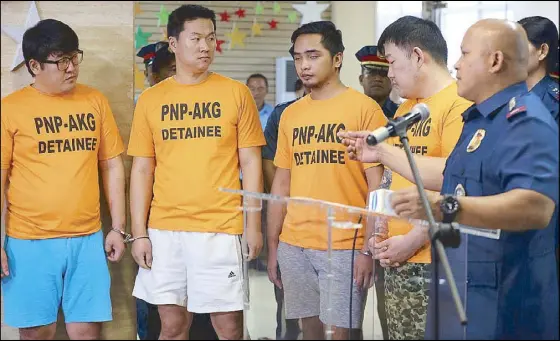  ?? BOY SANTOS ?? PNP chief Director General Ronald dela Rosa talks to kidnapping suspects Cha Jae Young, Cha Jae Sun, Raymond Flores and Kim Min Kwan during a press conference at Camp Crame yesterday.