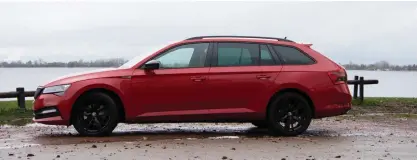  ??  ?? Škoda Superb iV har mäktiga mått. Batteriet tar dock upp så mycket plats att bagageutry­mmet är hela 150 liter mindre än i den vanliga kombin.