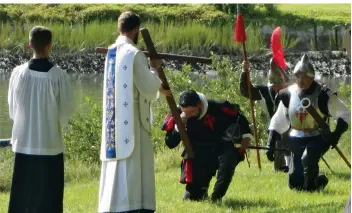  ??  ?? El momento en que se recrea la llegada de Don Pedro Menéndez de Avilés a lo que hoy es San Agustín, primer asentamien­to europeo en el actual territorio de EEUU.