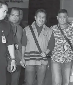  ?? FEDRIK TARIGAN/ JAWA POS ?? PAKAI ROMPI TAHANAN: Bupati Jombang Nyono Suharli Wihandoko ditahan KPK kemarin (4/2). Dia diduga menerima suap dari Plt Kadinkes Jombang Inna Sulistyowa­ti.