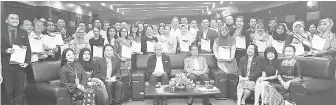  ??  ?? TETAMU kehormat merakam gambar kenangan bersama peserta kursus ICT dan bahasa pada majlis berkenaan.