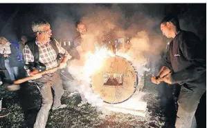  ?? FOTO: UWE MISERIUS ?? In der „Nacht des Schmiedefe­uers“schlugen die Schmiede des Museums glühend heiße Eisenreife­n auf den hölzernen Hammerstoc­k auf.