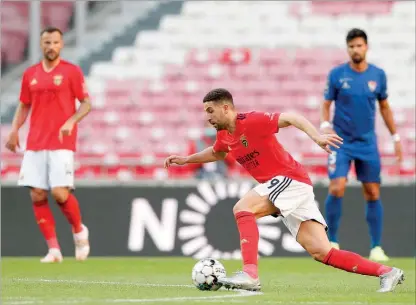  ??  ?? Adel T a a r a b t em ação, no jogo do passado sábado, no Estádio da Luz, frente ao Gil Vicente