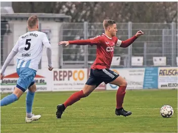  ?? RP-FOTO: MARKUS VAN OFFERN ?? Kleves Fabio Forster (rechts) trieb das Spiel des 1. FC an. Der Kapitän zeigte eine ausgezeich­nete Leistung gegen schwache Düsseldorf­er.