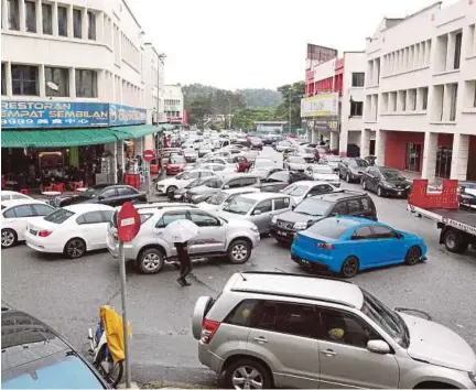  ?? PIC BY MAHZIR MAT ISA ?? Motorists double parking in Jalan PJU 8/5D, Damansara Perdana, recently.