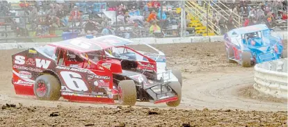  ?? BERND FRANKE TORSTAR FILE PHOTO ?? Mat Williamson (6), shown qualifying at Merrittvil­le Speedway in this file photo, set the pace Saturday night in a $2,300-to-win 358 Modified feature at New Humberston­e Speedway in Port Colborne.