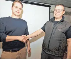  ?? FOTO: OEJ ?? Im Vorjahr hatte Wolfgang Nickl (rechts) seinen Sohn Michael beglückwün­scht, als der den Vorsitz der örtlichen DLRG übernahm. Nun gratuliert der Sohn dem Vater. Wolfgang Nickl wurde zum Ehrenvorsi­tzenden ernannt.