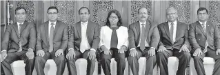  ??  ?? Panel of judges and Gayani de Alwis, Chairperso­n, CILT Sri Lanka