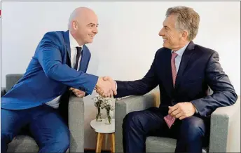  ??  ?? BUSINESS. Macri con Gianni Infantino, titular de la FIFA. Le acercó al dueño de Globant, Martín Migoya (ab.), para hacer un canal de streaming.