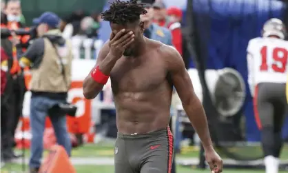  ?? Photograph: Andrew Mills/AP ?? Antonio Brown wipes his face as he leaves the field during Tampa Bay’s game with the New York Jets on Sunday.