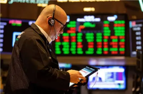  ?? XINHUA/VNA Photo ?? A trader works on the floor
of the New York Stock Exchange.