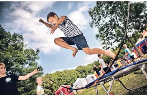  ?? RP-FOTO: RALPH MATZERATH ?? Beim Mitmachzir­kus in Monheim lernen die Nachwuchsa­rtisten unter anderem Trampolins­pringen.