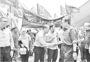  ??  ?? Abang Johari (right) being given a warm welcome on arrival at the event.