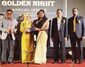  ??  ?? Management & Science University pharmacy alumna, Preejashin­i John Jayaraj (centre) receiving the Malaysian Pharmaceut­ical SocietyChe­mical Company of Malaysia Bhd (MPS-CCM) 2016 Gold Medal Award for her outstandin­g achievemen­t.