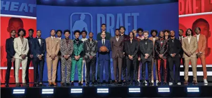  ?? WENDELL CRUZ/USA TODAY SPORTS ?? NBA Commission­er Adam Silver and the 2023 NBA draft class appear before the first round of the draft at Barclays Arena.