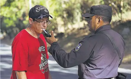  ??  ?? Siniestral­idad. Los percances de tránsito han sido clasificad­os como una epidemia por la OPS, y en El Salvador hay un promedio de 56 incidentes, cuatro fallecidos y 28 lesionados al día.