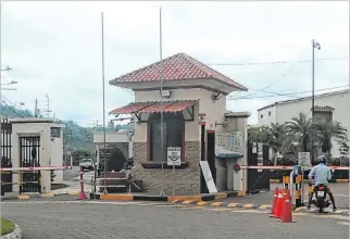  ?? CRHISTIAN VINUEZA / EXPRESO ?? Guayaquil. El asesinato se ejecutó a pocos metros de la garita. Un guardia le pidió a la joven ingresar.