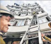  ?? BIPLOV BHUYAN/HT ?? Two guests and a chef were forced to jump from the front portion of the hotel’s roof, on to the road five storeys below.