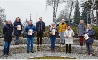  ?? Foto: privat ?? Ehrungen beim Chor der Dreifaltig­keitsgemei­nde: vordere Reihe (von links): Chorleiter Norbert Rohlik, Lars Frühsammer, Daniela Frühsammer, Anneliese Stricker, Adelheid Wenzel; hintere Reihe (von links): Christa Bareth, Wolfgang Heinecker, Bärbel Tilly (Chorvorsta­nd), Christa Nassal.