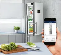  ?? Fotos: AMK ?? Ein Blick in den Kühlschran­k von unterwegs ist kein Problem, dank App und integriert­er Kamera.