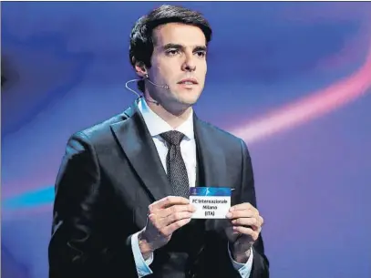  ?? FOTO: EFE ?? Kaká muestra el papelito del Inter de Milán, ubicado en el bombo de los clubs con menor coeficient­e pero duro para el Barça