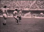  ??  ?? Punizione speciale Il 3 novembre 1985 Maradona realizzò un gol-capolavoro contro la Juventus (tra i pali Tacconi). Ieri sera, proprio in quella porta, Lorenzo Insigne ha omaggiato la leggenda argentina segnando l’1-0