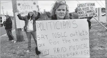  ?? SARA ERICSSON ?? Debbie Stultz-Giffin is the chairperso­n of the registered non-profit Maritimers Unite for Medical Marijuana society and was also at the demonstrat­ion.