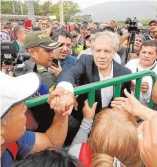  ?? EFE ?? Luis Almagro saluda a los venezolano­s en la frontera